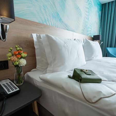 Premier Hotel โอเดสซา ห้อง รูปภาพ A telephone in a hotel room