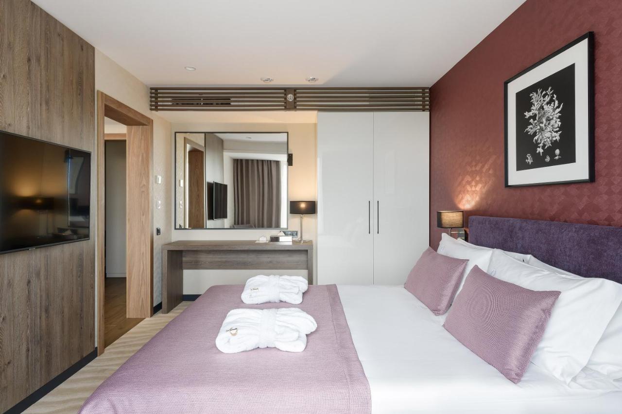 Premier Hotel โอเดสซา ภายนอก รูปภาพ A bedroom at the hotel