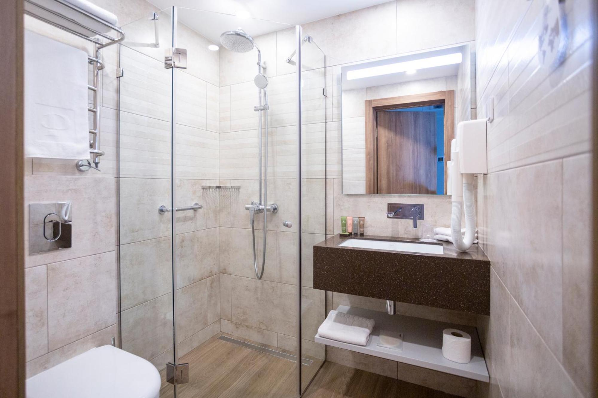 Premier Hotel โอเดสซา ห้อง รูปภาพ A shower enclosure